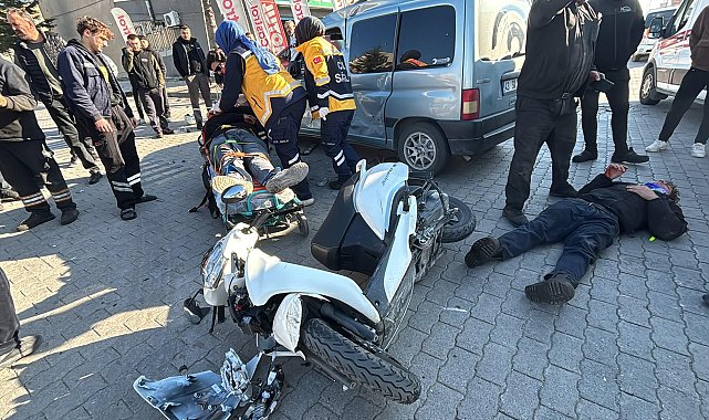 Hafif ticari araç ile motosiklet çarpıştı; 1'i ağır, 2 yaralı