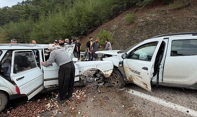 Hafif ticari araç ile otomobil çarpıştı: 1'i ağır, 3 yaralı