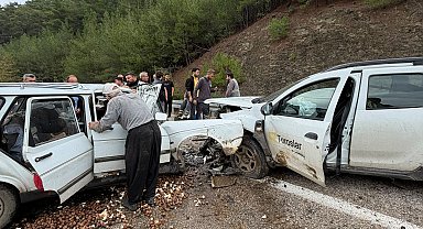 Hafif ticari araç ile otomobil çarpıştı: 1'i ağır, 3 yaralı