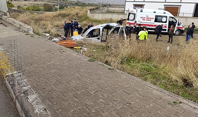Hafif ticari araç şarampole devrildi: 3'ü ağır, 5 yaralı