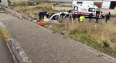 Hafif ticari araç şarampole devrildi: 3'ü ağır, 5 yaralı