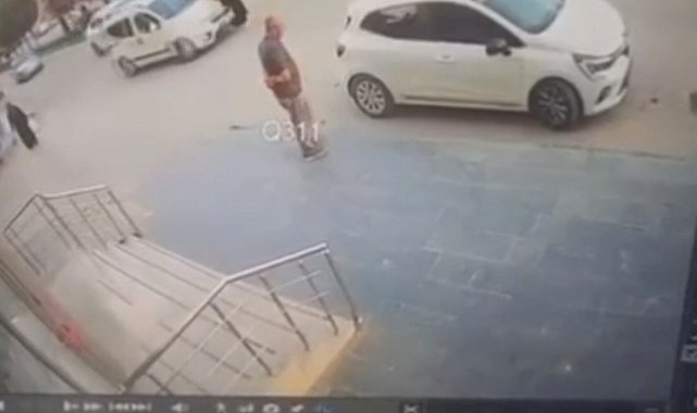 Hafif ticari aracın yayaya çarptığı kaza kamerada