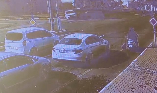 Hafif ticari araçla otomobil çarpıştı; 1'i bebek 3 yaralı