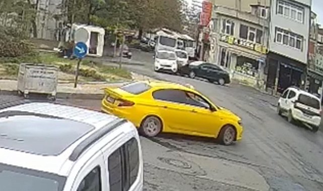 Hafif ticari araçla otomobil çarpıştı: 2 yaşındaki kız yaralandı