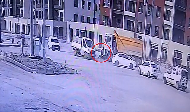 Hafriyat kamyonuyla çarpışan motosikletin sürücüsünün öldüğü kaza kamerada