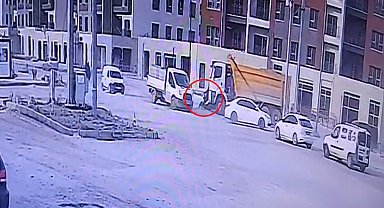 Hafriyat kamyonuyla çarpışan motosikletin sürücüsünün öldüğü kaza kamerada
