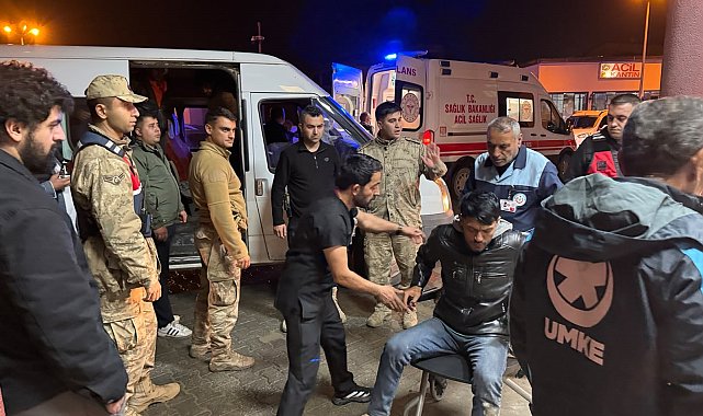 Hakkari'de kaçak göçmenleri taşıyan minibüs dereye yuvarlandı: 20 yaralı