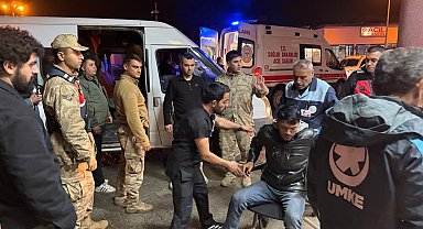 Hakkari'de kaçak göçmenleri taşıyan minibüs dereye yuvarlandı: 20 yaralı