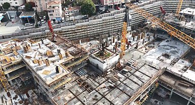 Haliç kıyısındaki inşaatın ortasında kalan tek ağaç havadan görüntülendi