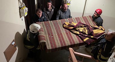 Hapis cezasıyla aranan firari çatıya kaçtı, itfaiye çekyatla önlem aldı