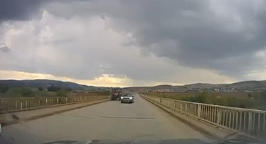 Hatalı sollama yapan sürücünün kazadan kıl payı kurtulduğu anlar kamerada