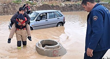 Hatay'da sağanak; otomobilde mahsur kalan öğrencileri itfaiye kurtardı