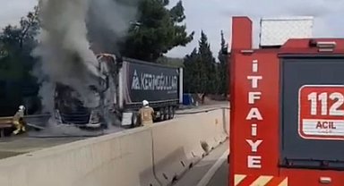 Hatay'da seyir halindeyken alev alan TIR yandı