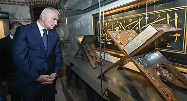 Hattat Mehmet Özçay, Mushaf-ı Şerif'in el yazması aslını TÜYEK'e bağışladı