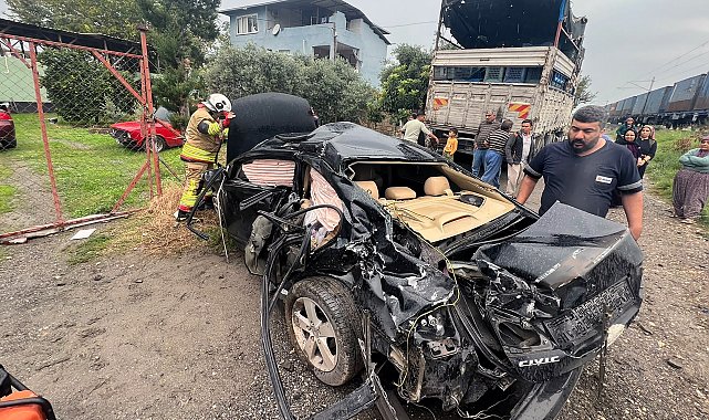Hemzemin geçitte, tren otomobile çarptı; 2 yaralı