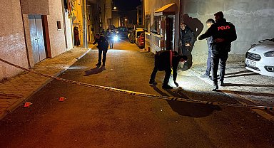 Husumetlisini evinin önünde pusu kurup silahla yaraladı