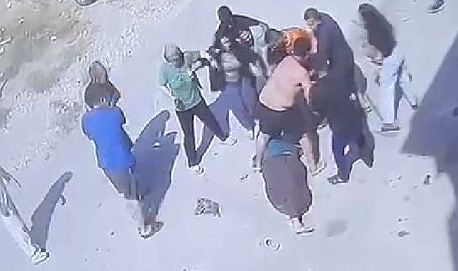 İki aile arasındaki keserli ve bıçaklı kavga kamerada