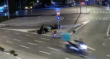 İki motosikletin çarpıştığı kaza kamerada; 3 yaralı