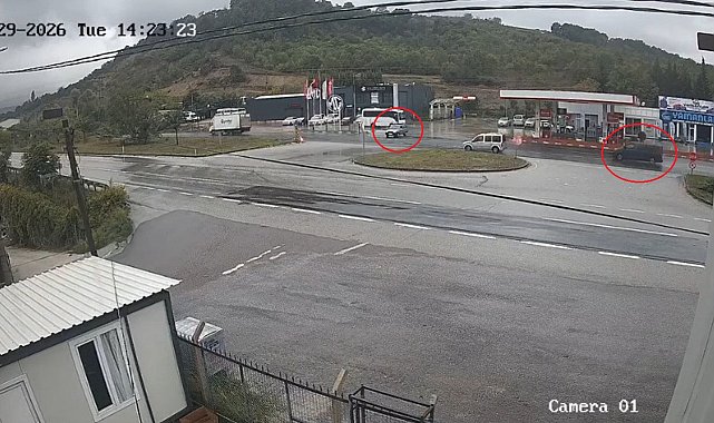 İkiye bölünen otomobilin sürücüsünün öldüğü kaza kamerada