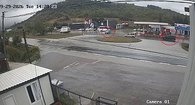 İkiye bölünen otomobilin sürücüsünün öldüğü kaza kamerada