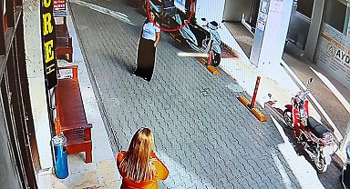 İş hanının dış cephesindeki cam, sokaktaki kadının yanına düştü; o anlar kamerada