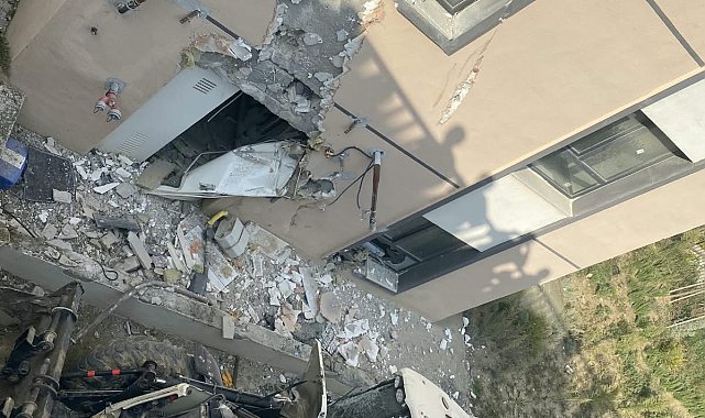 İş makinesi binaya çarpıp devrildi: operatör yaralandı