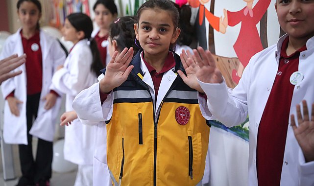 İşitme engelli 100 öğrenci 'Sağlık Elçisi' oldu