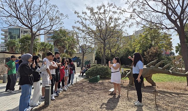 İşitme engelli gençler, İzmir'i 'Ellerin Dilinden Öyküler' ile keşfetti