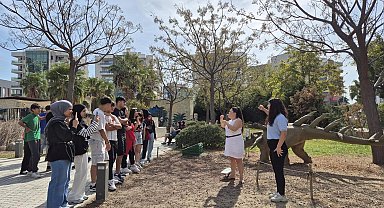 İşitme engelli gençler, İzmir'i 'Ellerin Dilinden Öyküler' ile keşfetti