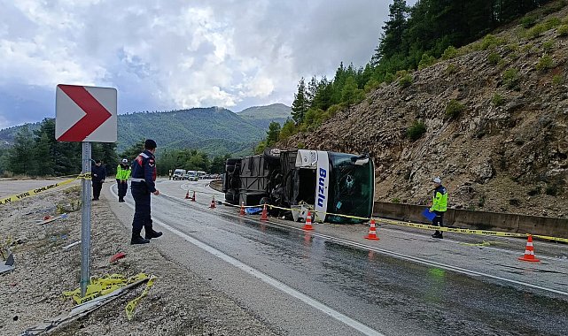 Isparta- Antalya kara yolunda yolcu otobüsü devrildi; 1 ölü, 8 yaralı