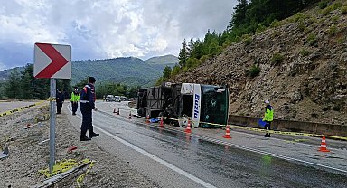 Isparta- Antalya kara yolunda yolcu otobüsü devrildi; 1 ölü, 8 yaralı