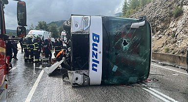 Isparta- Antalya kara yolunda yolcu otobüsü devrildi