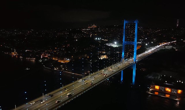 İstanbul Boğazı'ndaki köprüler turkuaz renge büründü