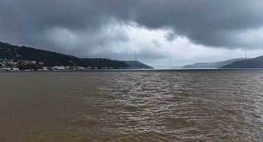 İstanbul Boğazı'nın rengi yağışların ardından kahverengiye döndü