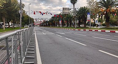 İstanbul'da Cumhuriyet Bayramı tören provası nedeniyle bazı cadde ve yollar trafiğe kapatıldı Görüntü eklendi