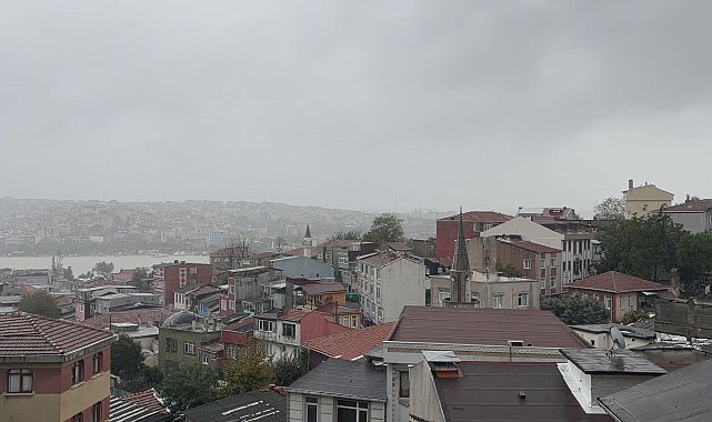 İstanbul'da kara bulutların geçişi görüntülendi