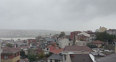 İstanbul'da kara bulutların geçişi görüntülendi