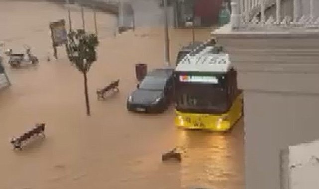 İstanbul'da sağanak etkili oluyor; araçlar suya gömüldü, deniz karayla birleşti