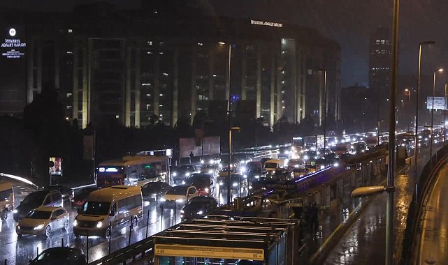İstanbul'da sağanakla birlikte trafik yoğunluğu