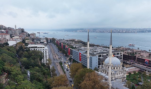 İstanbul'da Türk bayraklarıyla donatılan caddeler havadan görüntülendi