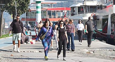 İstanbullular güneşli havanın keyfini çıkardı; kimi yüzdü kimi yürüyüş yaptı