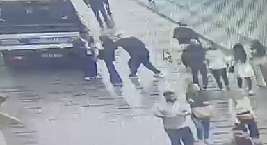 İstiklal Caddesi'nde cep telefonu çalan şüpheli suçüstü yakalandı; kapkaç kamerada