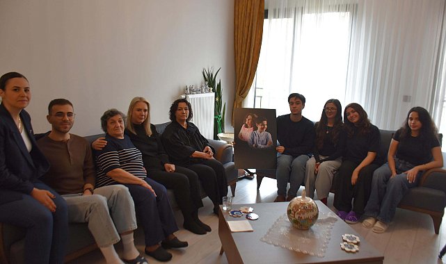 İzmir depreminde hayatını kaybeden ikizlerin arkadaşları, acılı anneyi yalnız bırakmadı
