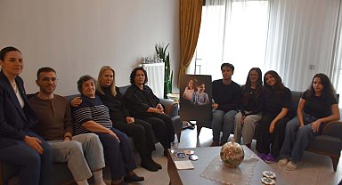 İzmir depreminde hayatını kaybeden ikizlerin arkadaşları, acılı anneyi yalnız bırakmadı