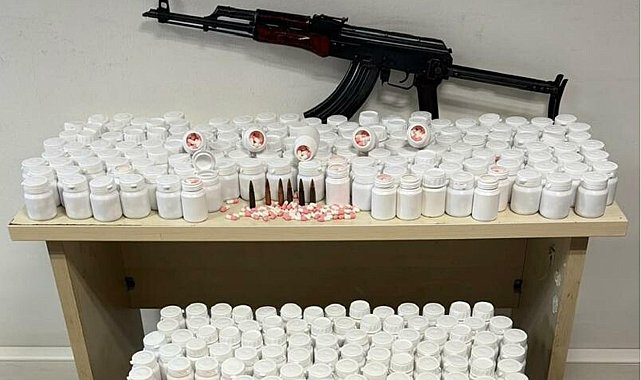 İzmir'de 59 bin 300 sentetik hap ele geçirildi