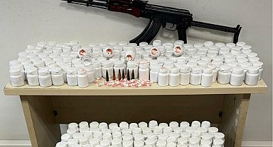 İzmir'de 59 bin 300 sentetik hap ele geçirildi