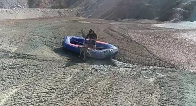 İzmir'de çamur depolama alanına düşen köpeğin kurtarılma anı kamerada