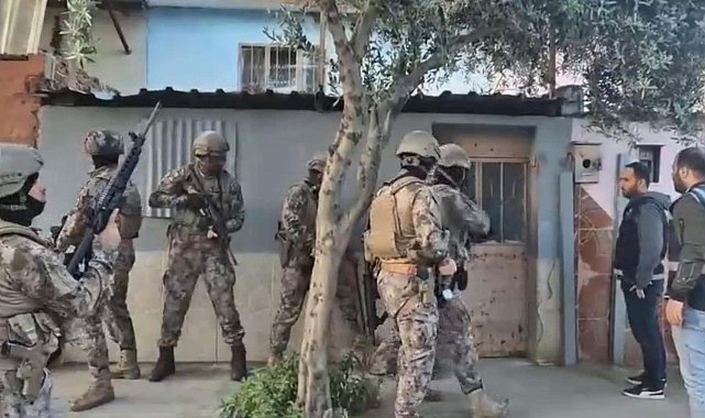 İzmir'de FETÖ operasyonlarında 16 gözaltı