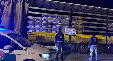 İzmir'de kaçak tütün operasyonu; 125,4 milyon TL'lik eşya ele geçirildi