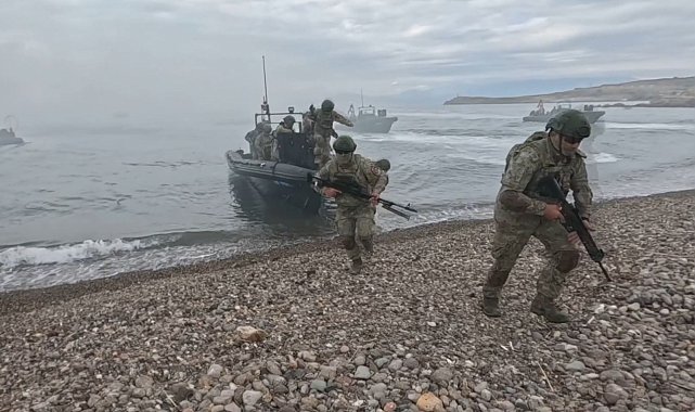 İzmir'de komandolardan 'deniz hücum harekatı' eğitimi